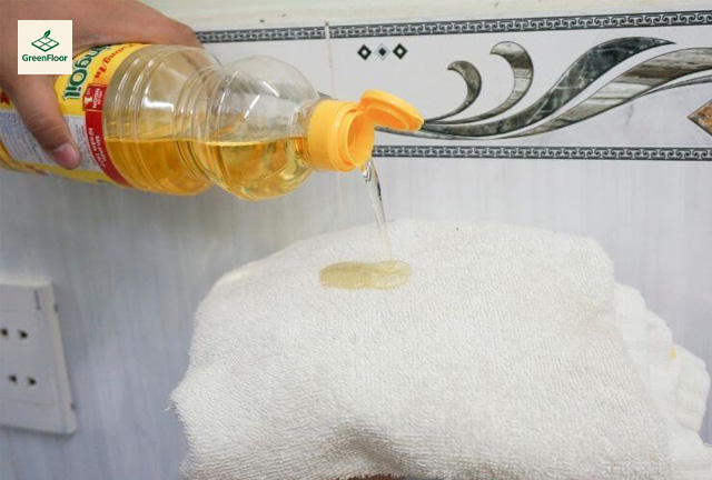 Sử dụng dầu ăn tẩy keo dính sàn nhà