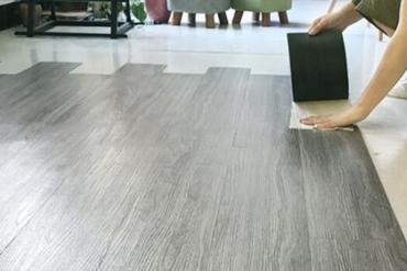 [Giải đáp chi tiết] Dán sàn nhựa giả gỗ có bền không?