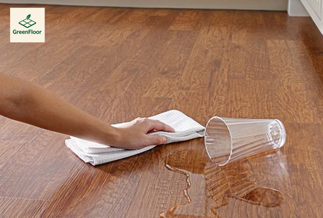 Sàn gỗ ngấm nước phải làm sao?